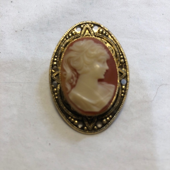 Vintage Victorian Style Gold Tone and Resin Cameo Brooch. - Picture 2 of 9